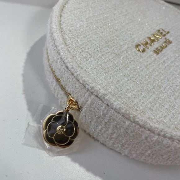 Chanel cosmetic bag - Picture 3 of 12